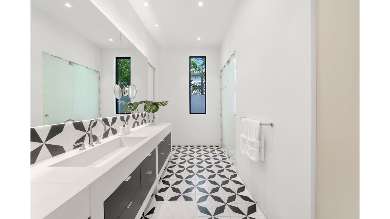 Bathroom, Dual Sink Vanities, Interior, Recessed Lighting