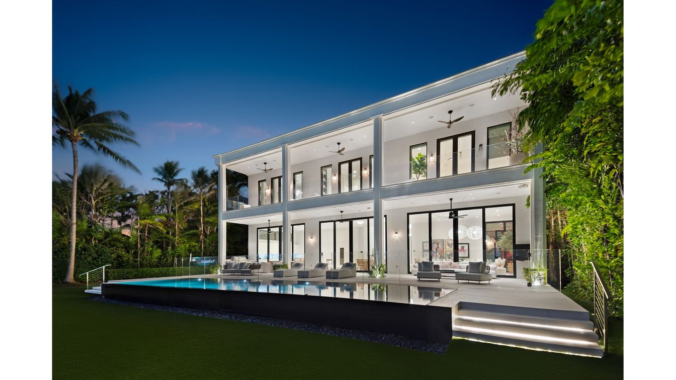 Backyard, Exterior, Facade, Pool, Modern