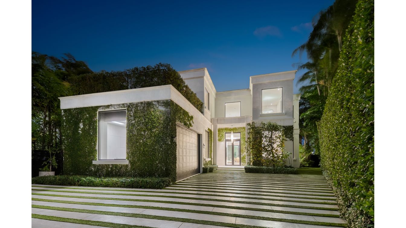 Exterior, Facade, Modern