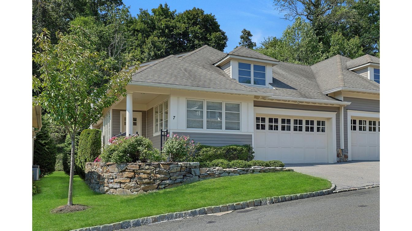 Attached, Exterior, Facade, Cape Cod