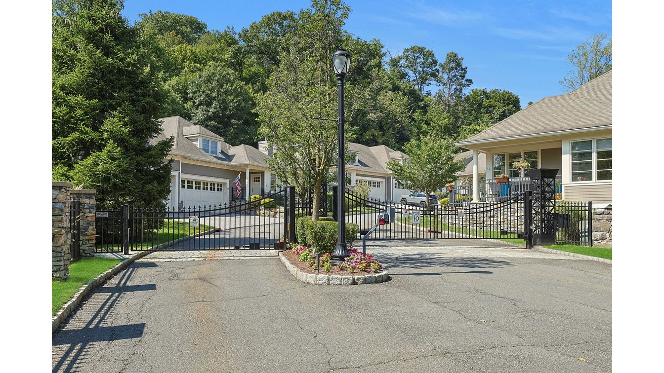 Attached, Exterior, Facade, Cape Cod