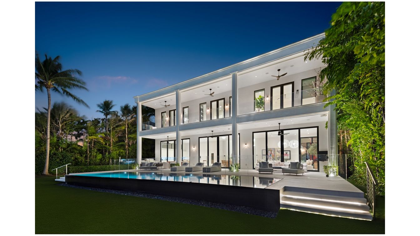 Backyard, Exterior, Facade, Pool, Modern