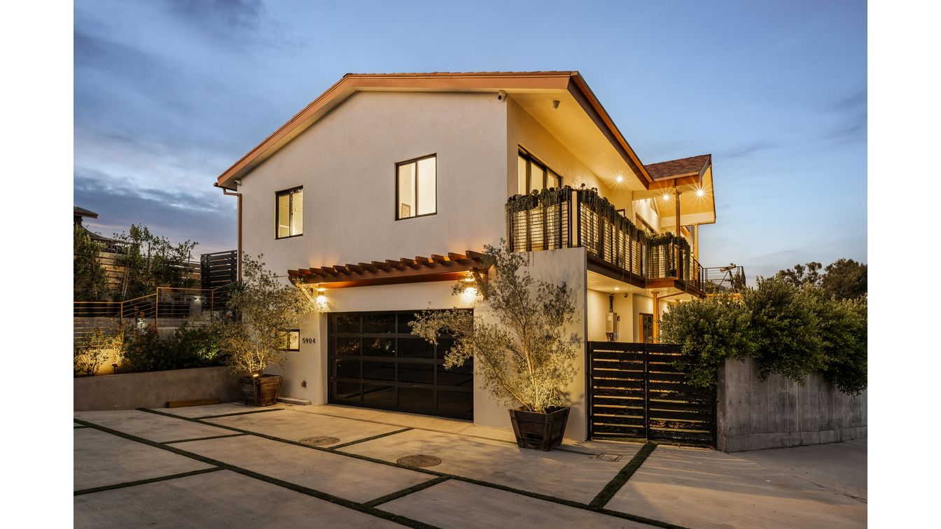 Attached, Exterior, Facade, Modern