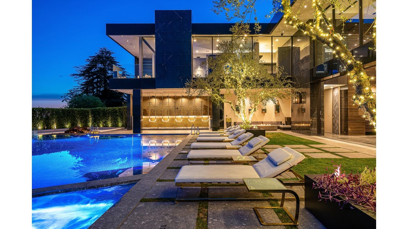 Exterior, Facade, Pool, Modern