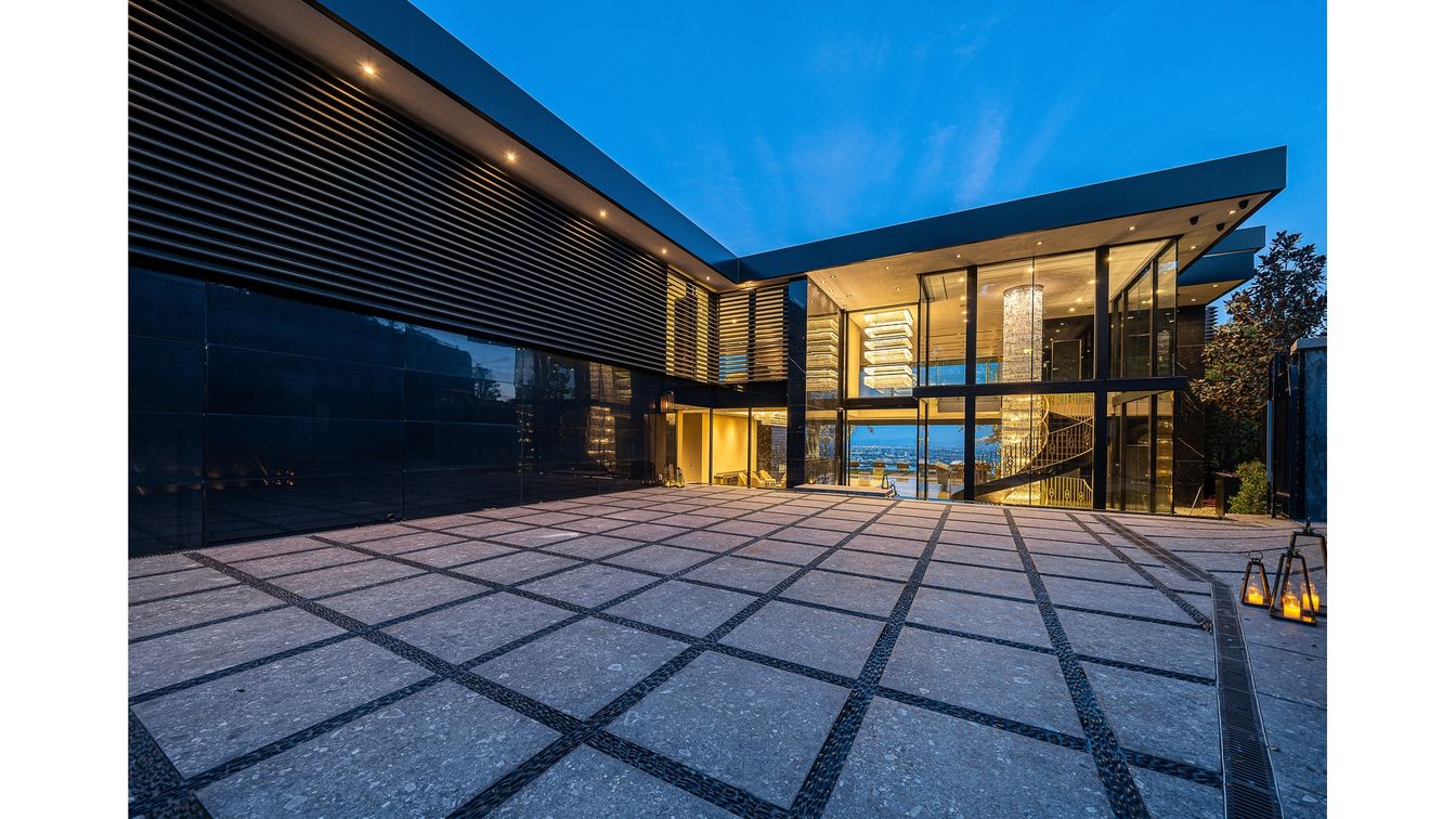 Exterior, Facade, Modern