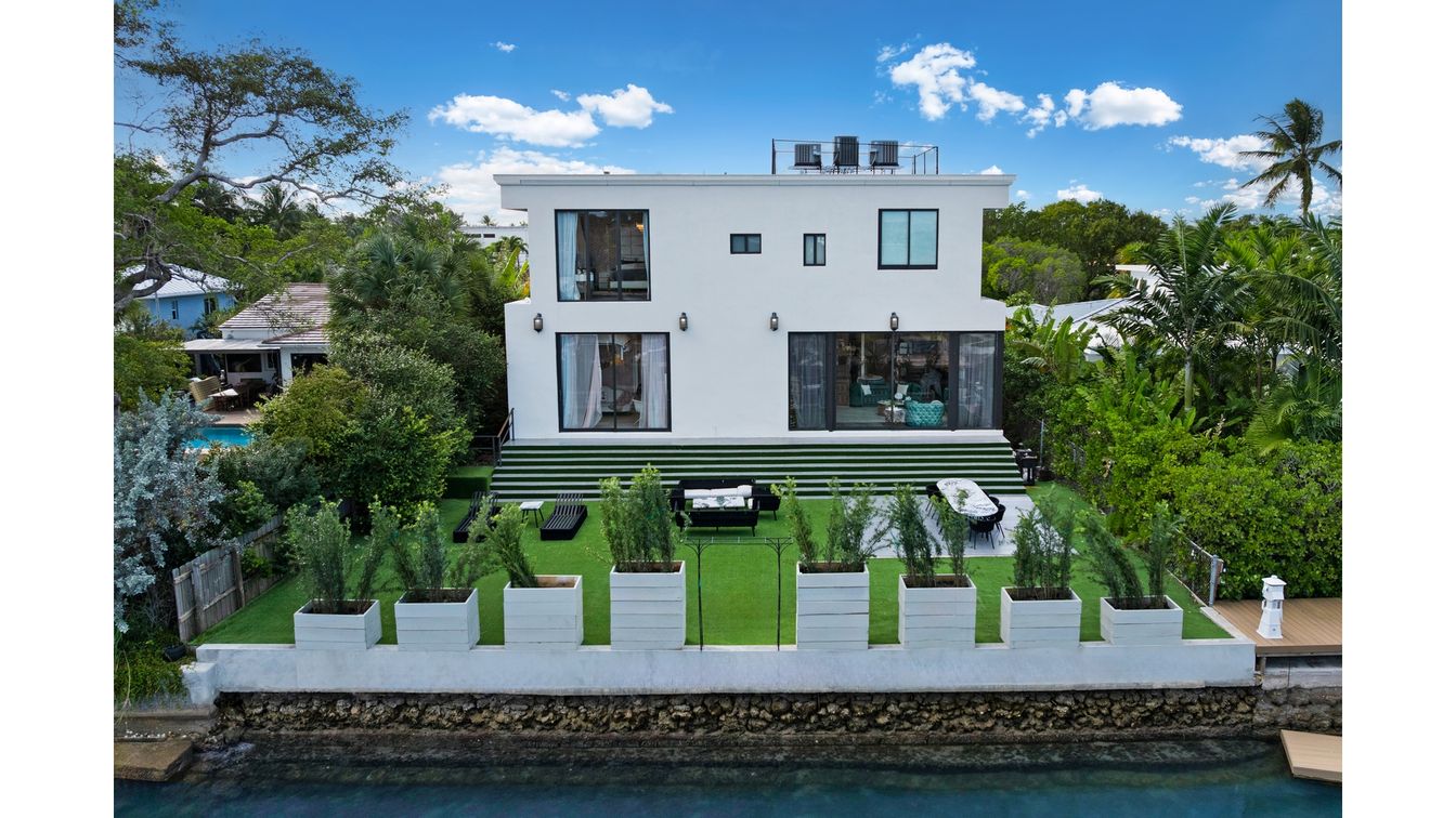 Exterior, Facade, Pool, Modern