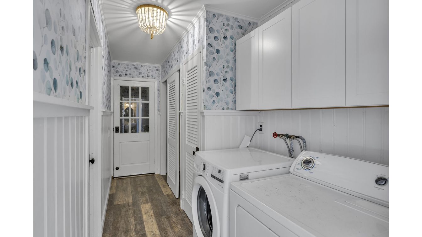 Interior, Utility Closets, Washer, Wood Texture Flooring