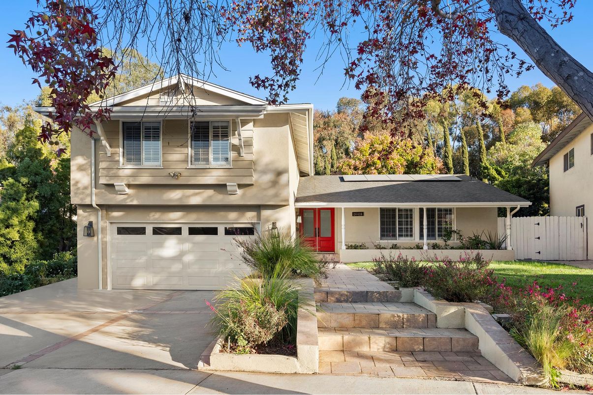 Attached, Exterior, Facade, Split Level