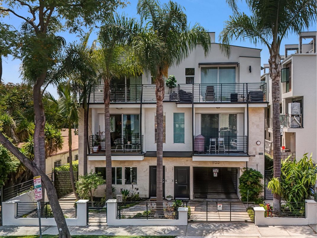 Exterior, Facade, Modern