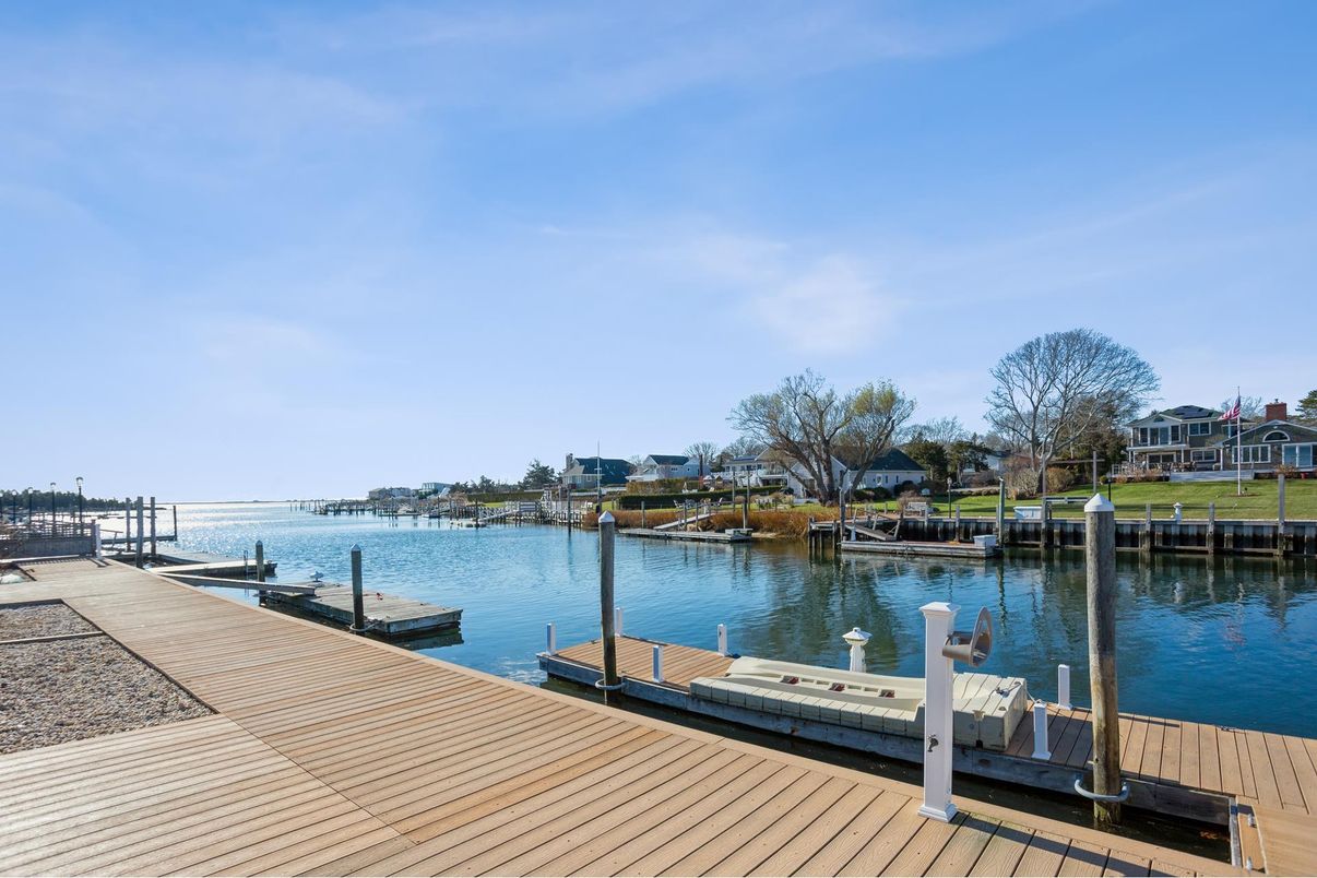 Exterior, Lake