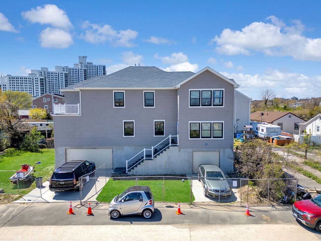 Attached, Exterior, Facade, Rowhouse
