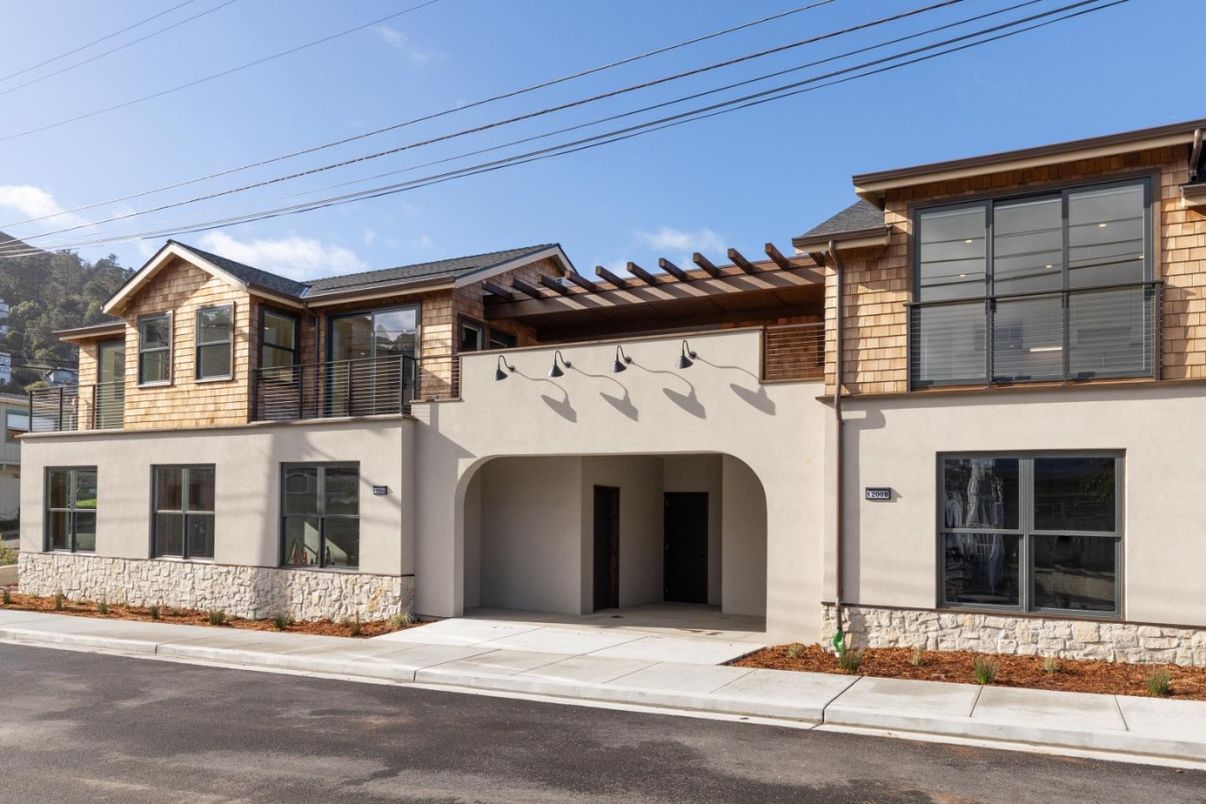 Exterior, Facade, Modern