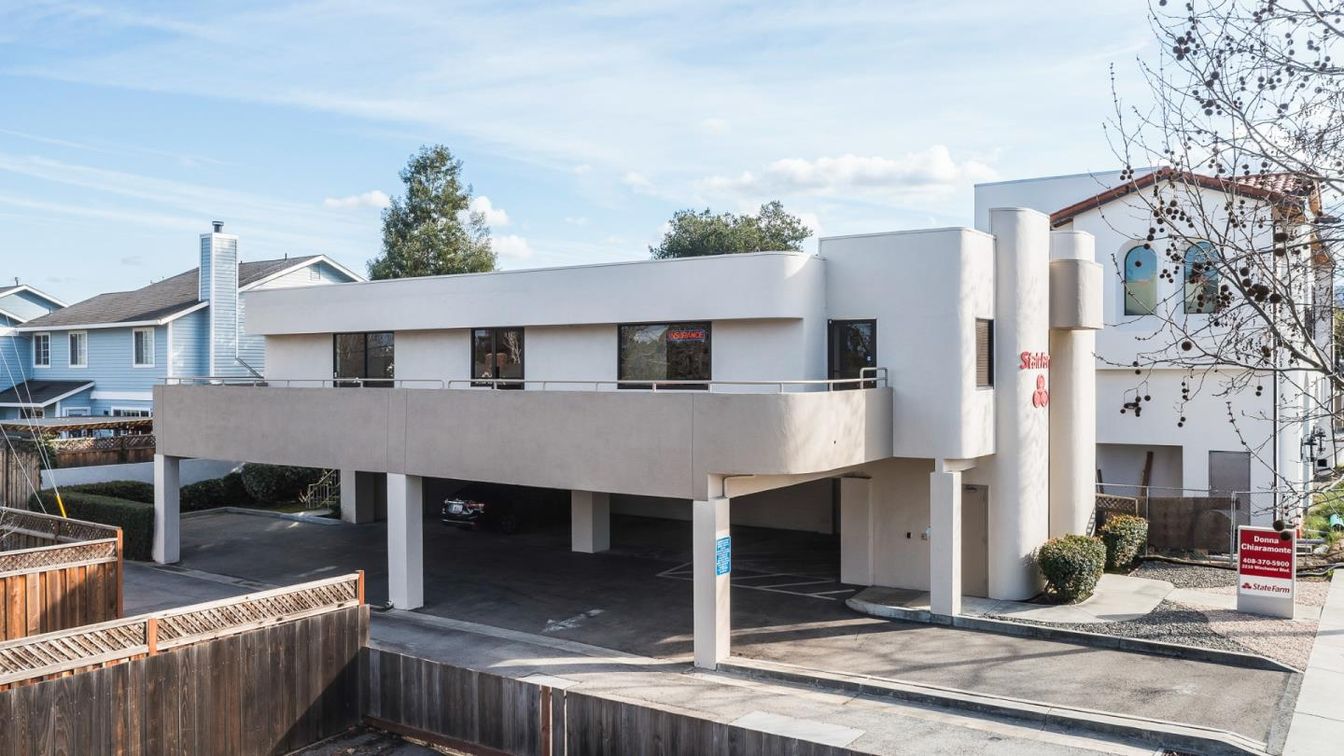 Exterior, Facade, Modern