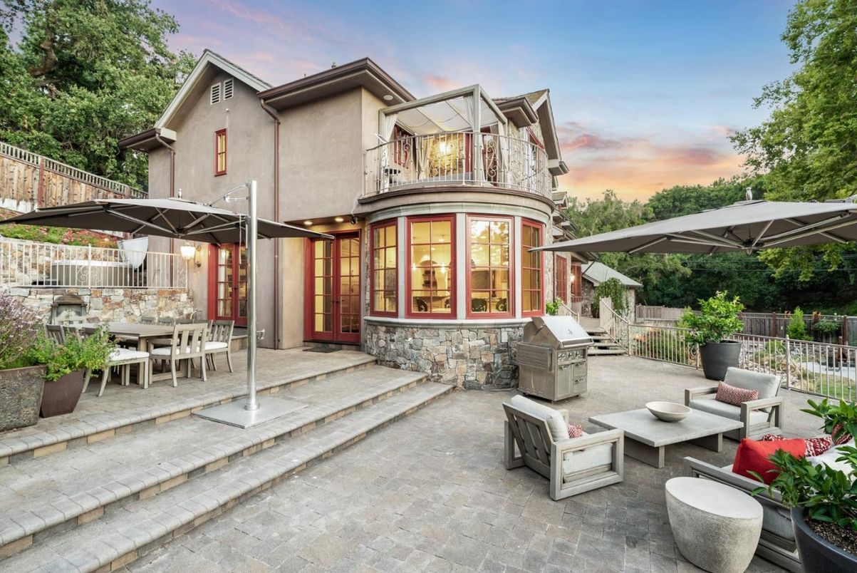 Exterior, Outdoor Kitchen