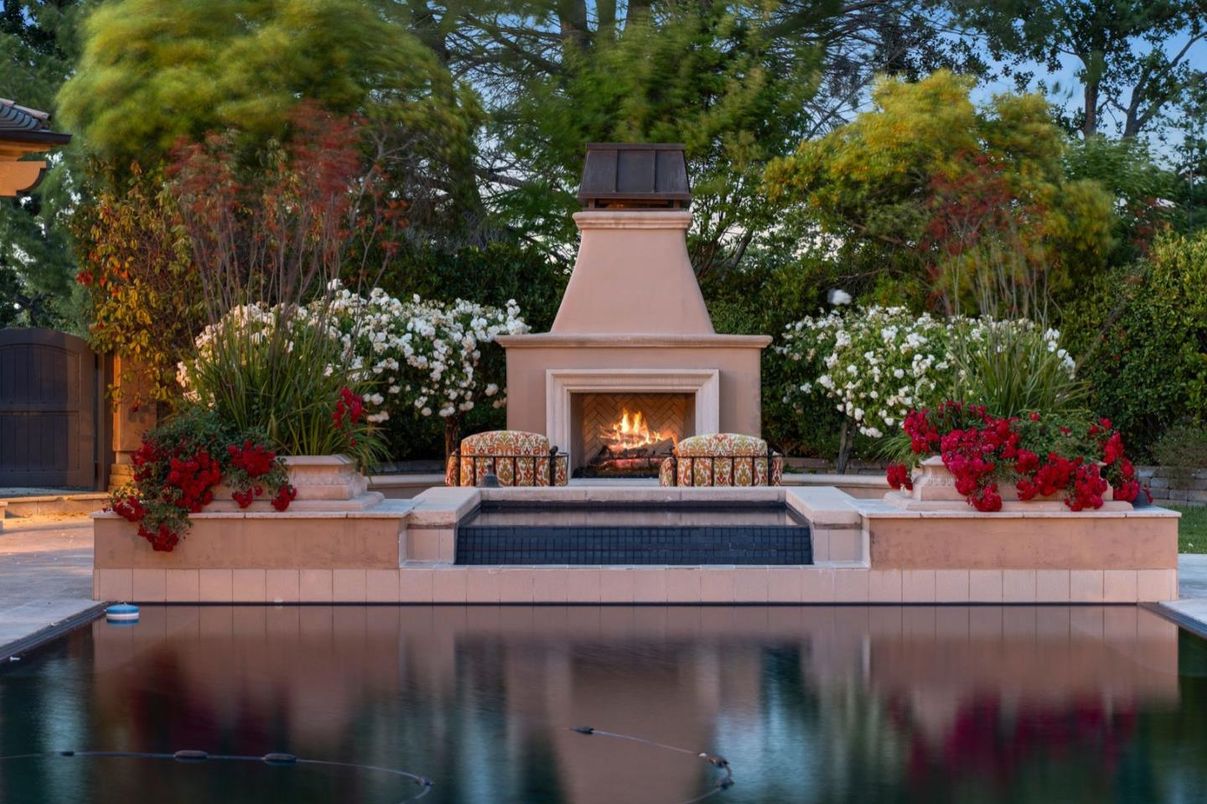 Exterior, Fireplace, Pool