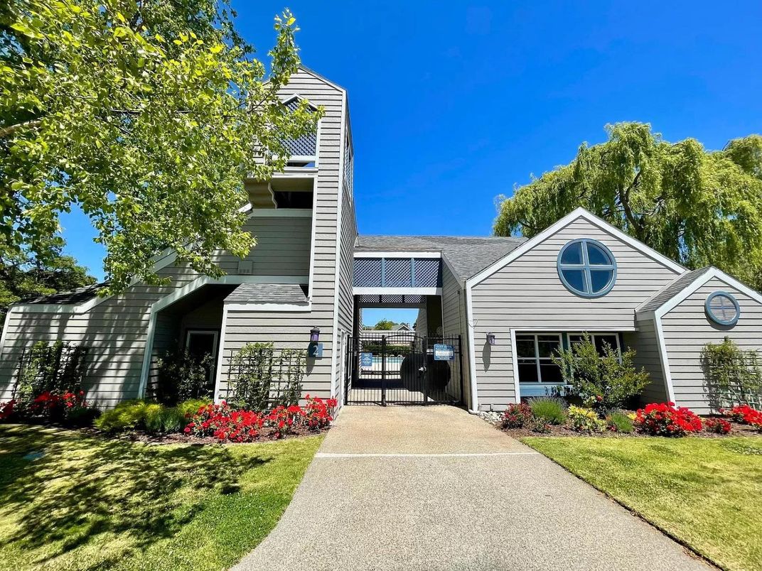 Exterior, Facade, Ranch