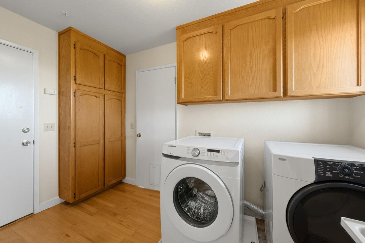 Interior, Washer, Wood Texture Flooring