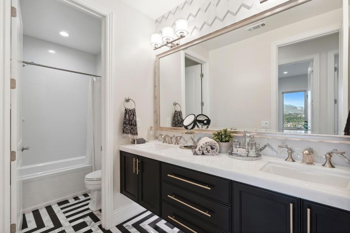 Bathroom, Dual Sink Vanities, Interior, Recessed Lighting