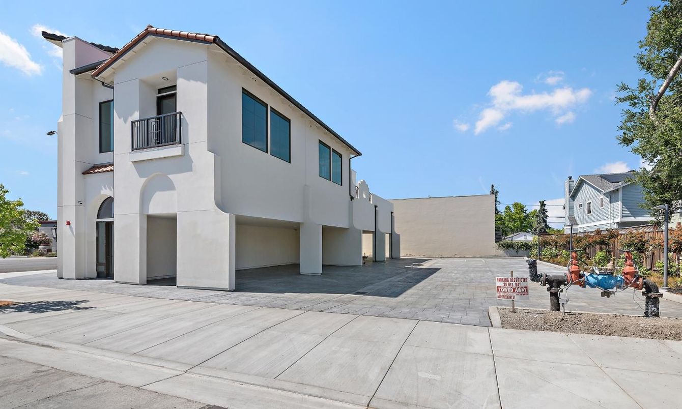 Exterior, Facade, Modern