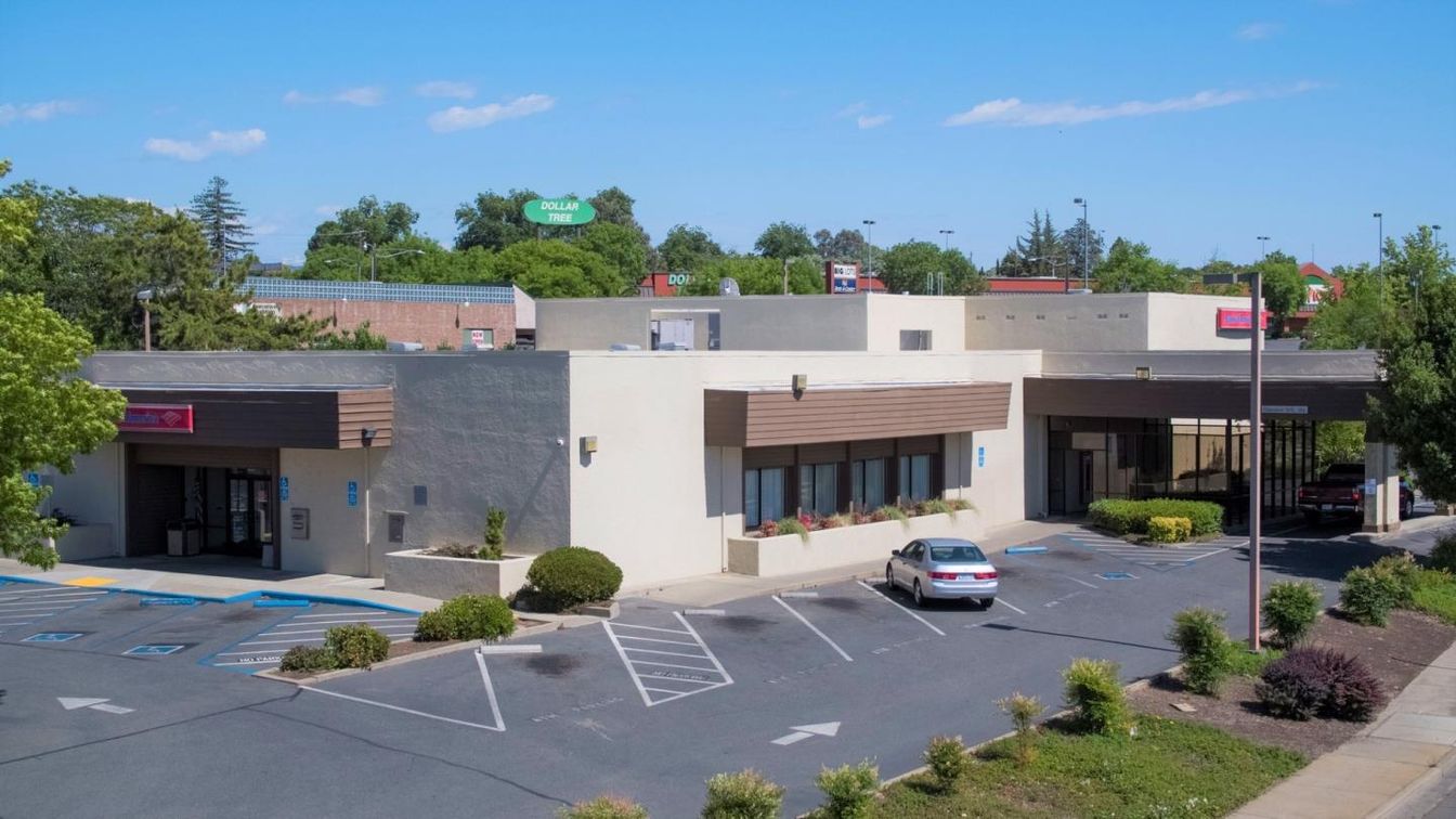 Exterior, Facade, Modern