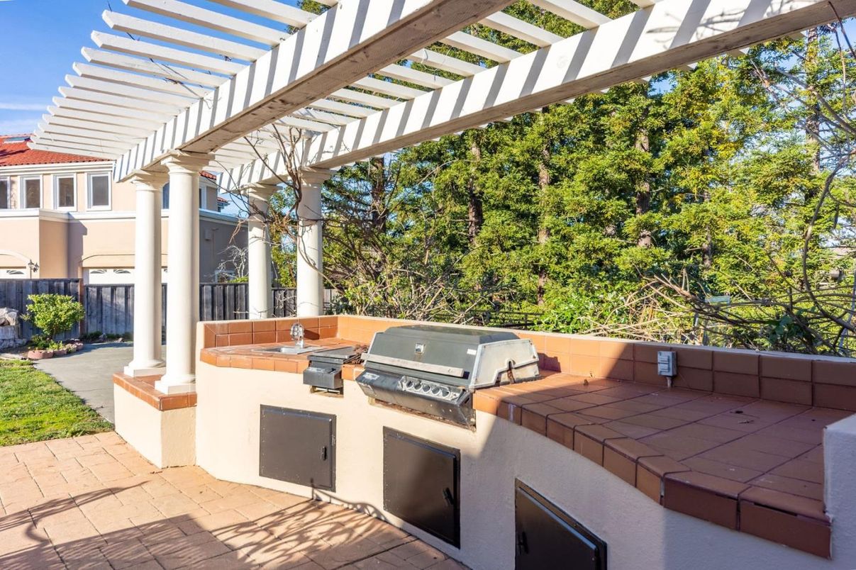 Exterior, Outdoor Kitchen