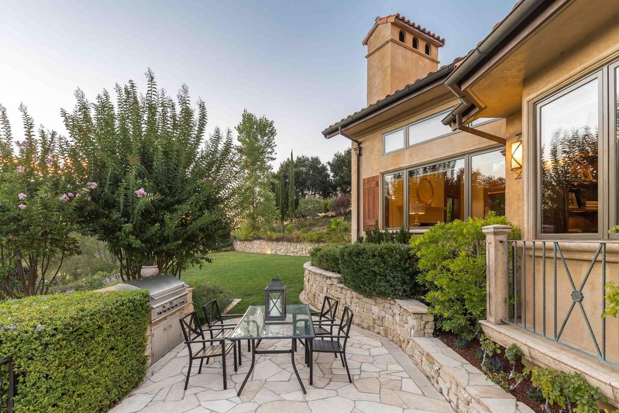 Backyard, Exterior, Outdoor Kitchen