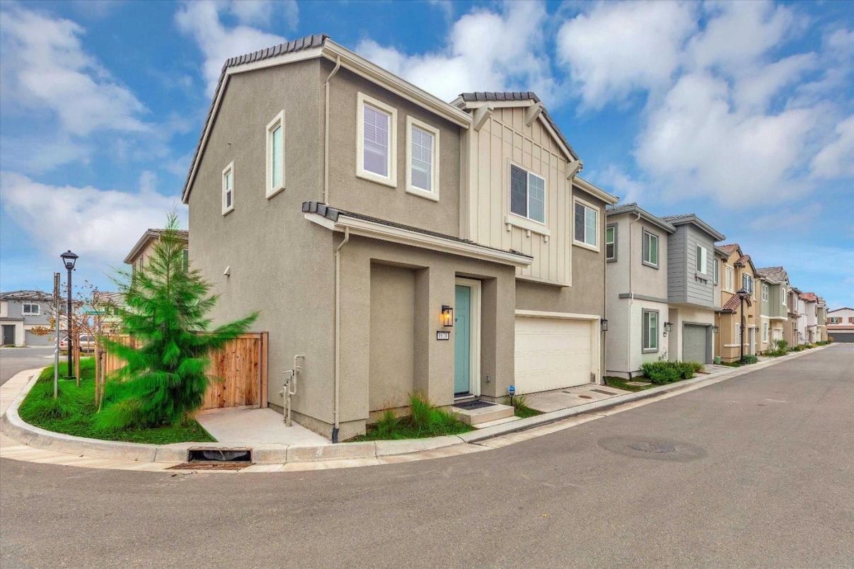 Attached, Exterior, Facade, Mediterranean