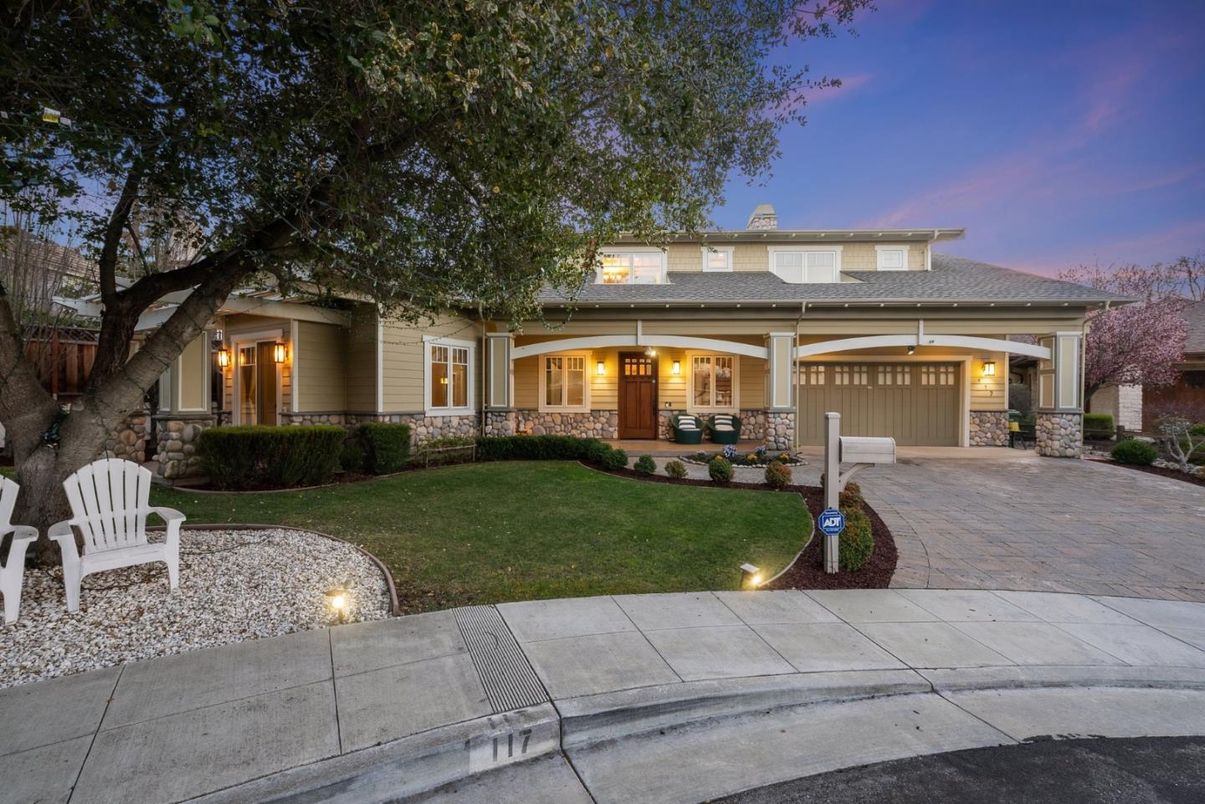 Attached, Exterior, Facade, Ranch