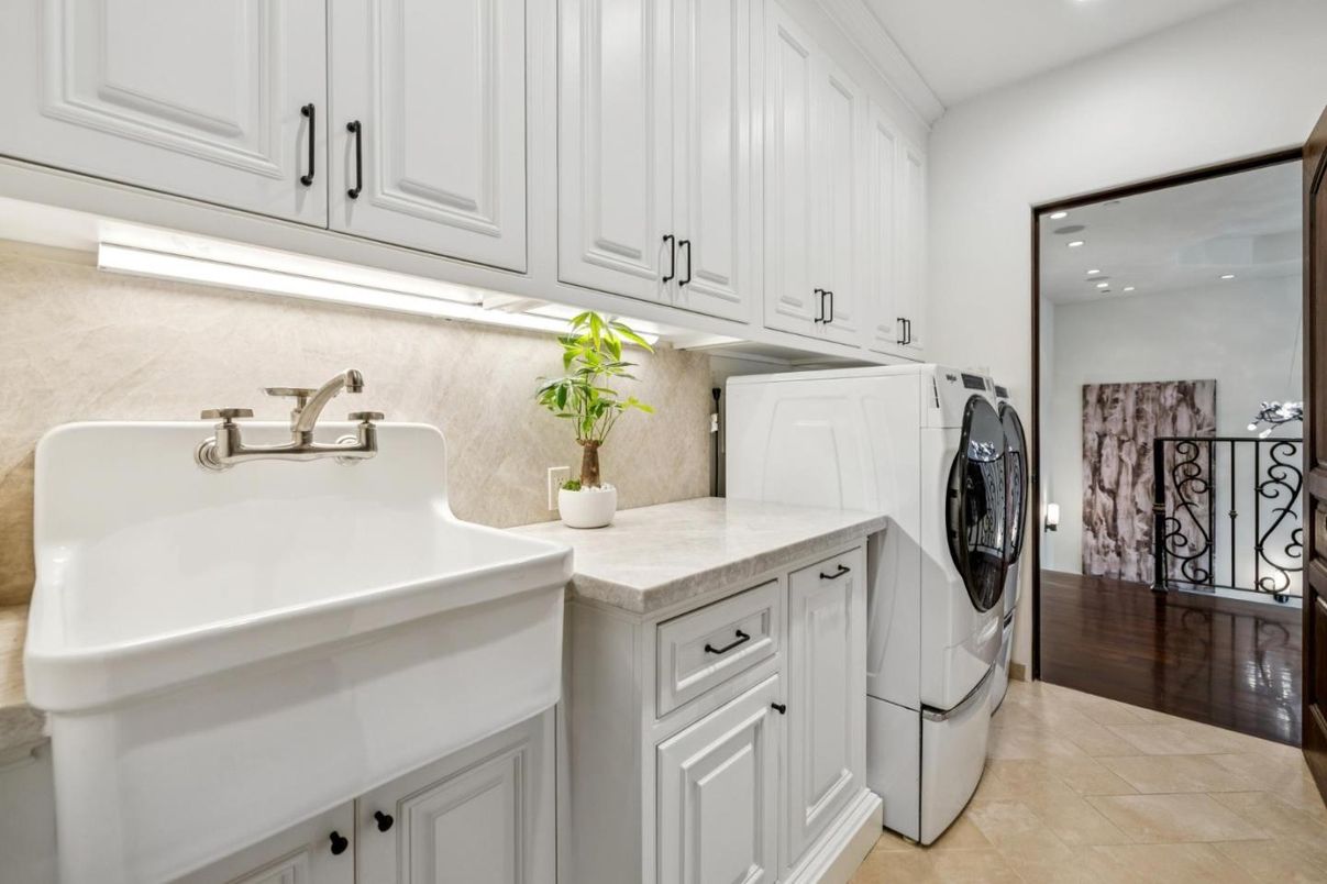 Interior, Recessed Lighting, Washer, Wood Texture Flooring