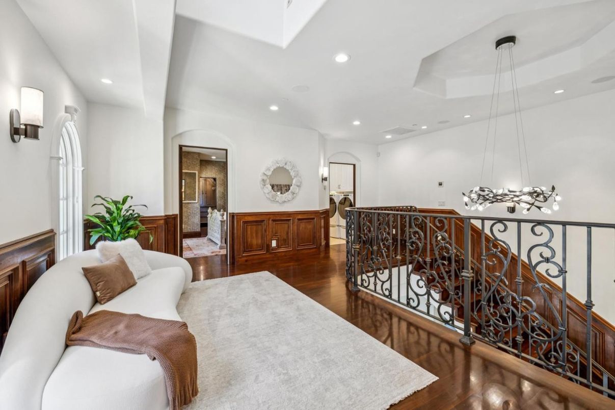 Interior, Living room, Pendant Lights, Recessed Lighting, Wood Texture Flooring