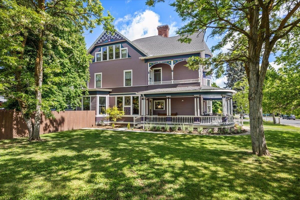 Backyard, Exterior, Facade, Queen Anne Victorian