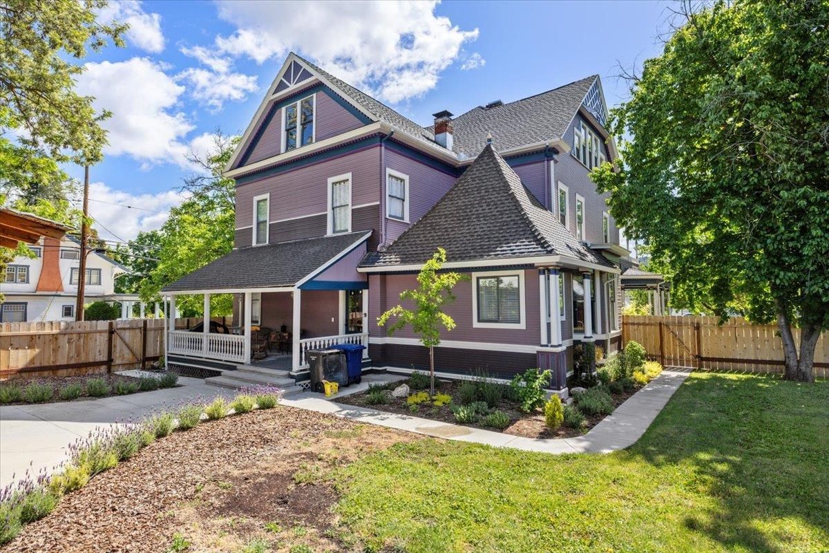Backyard, Exterior, Facade, Queen Anne Victorian