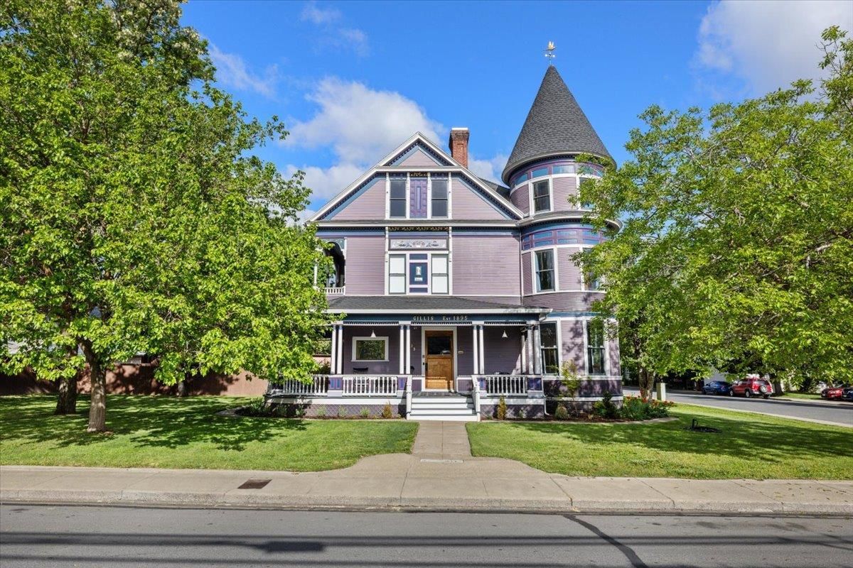 Exterior, Facade, Queen Anne Victorian