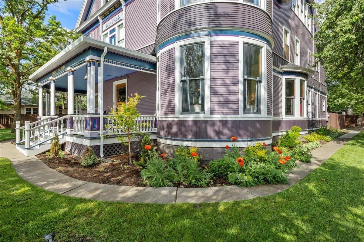 Exterior, Facade, Queen Anne Victorian