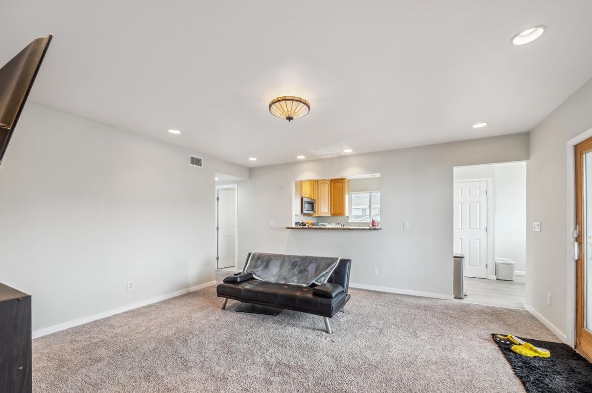 Empty room, Interior, Recessed Lighting
