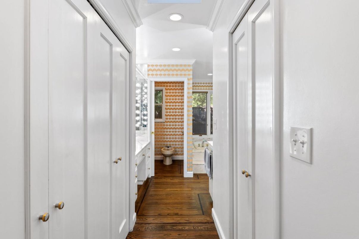 Bathroom, Interior, Recessed Lighting, Wood Texture Flooring