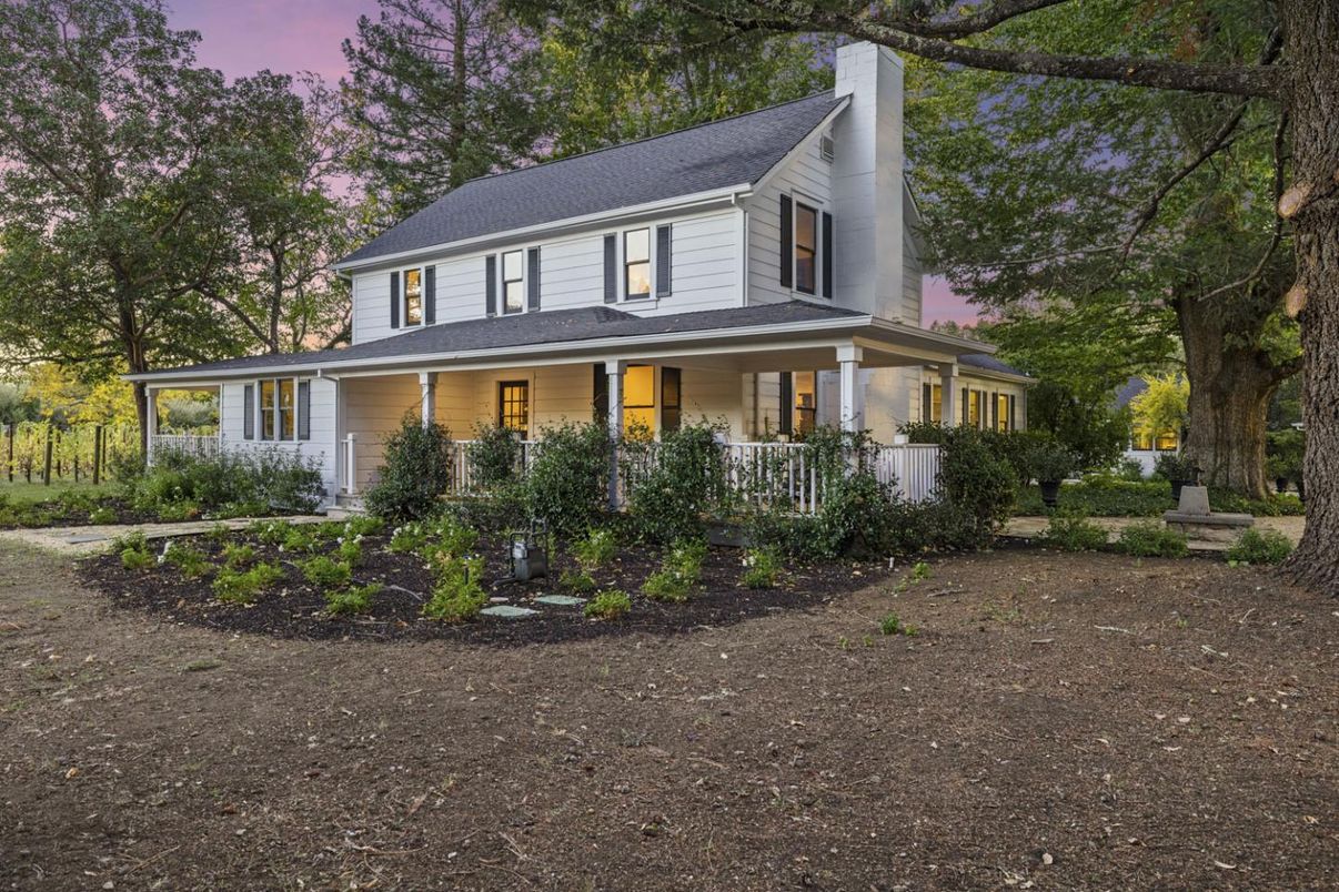 Exterior, Facade, Farmhouse