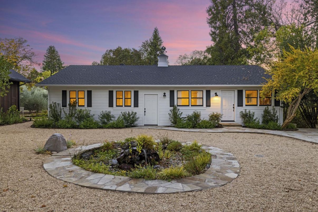 Exterior, Facade, Ranch