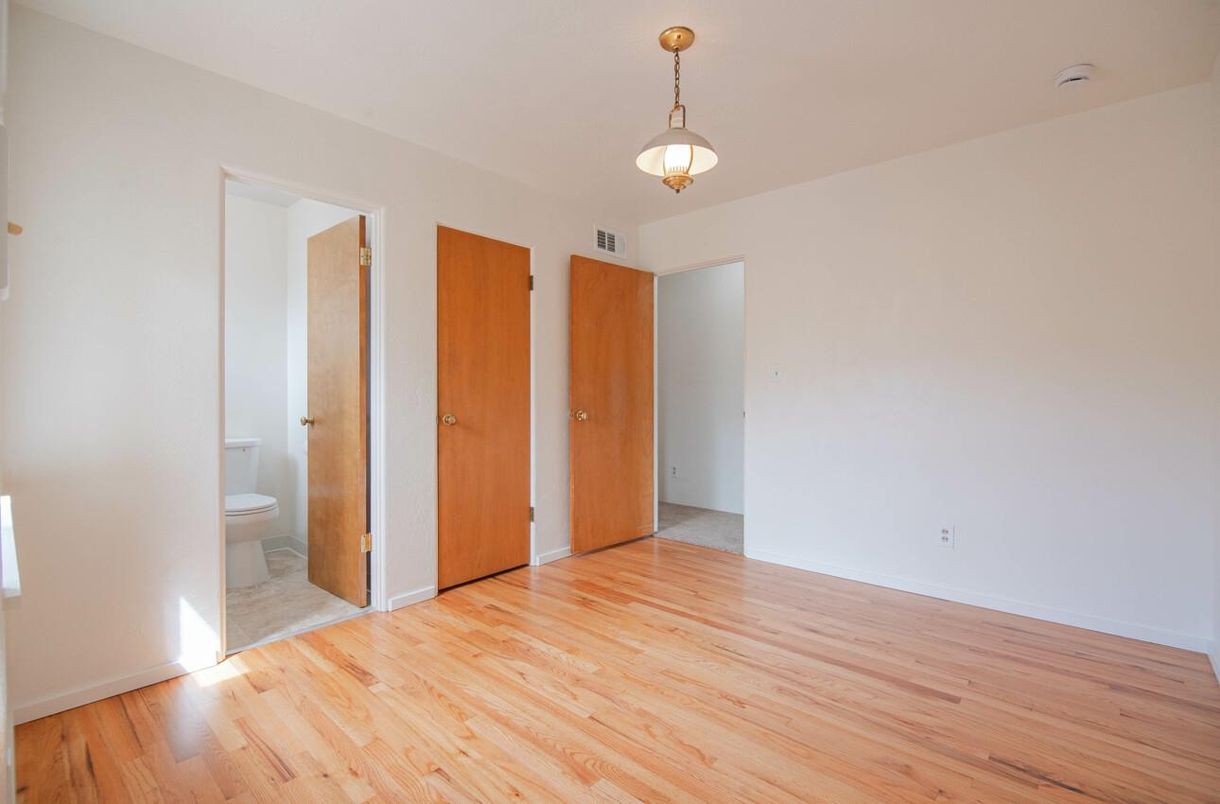 Empty room, Interior, Pendant Lights, Wood Texture Flooring