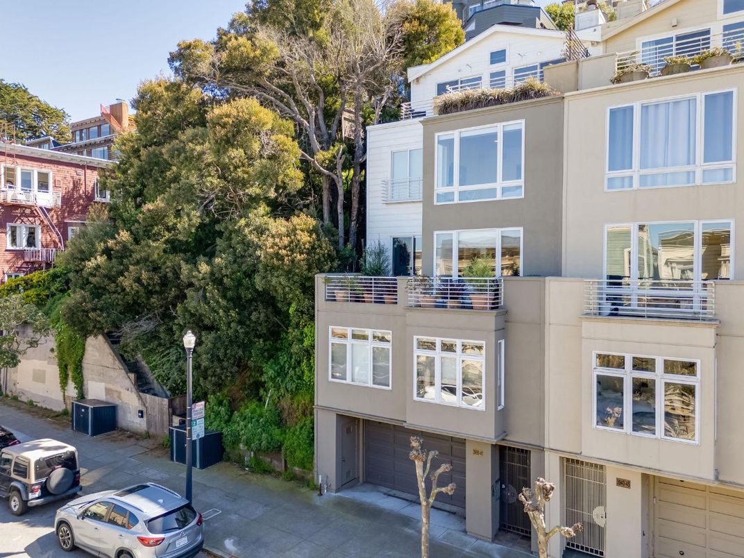 Attached, Exterior, Facade, Rowhouse