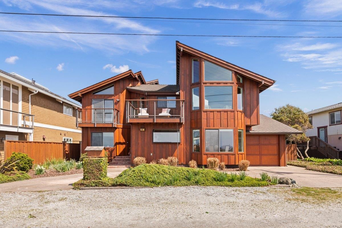 Attached, Exterior, Facade, Modern