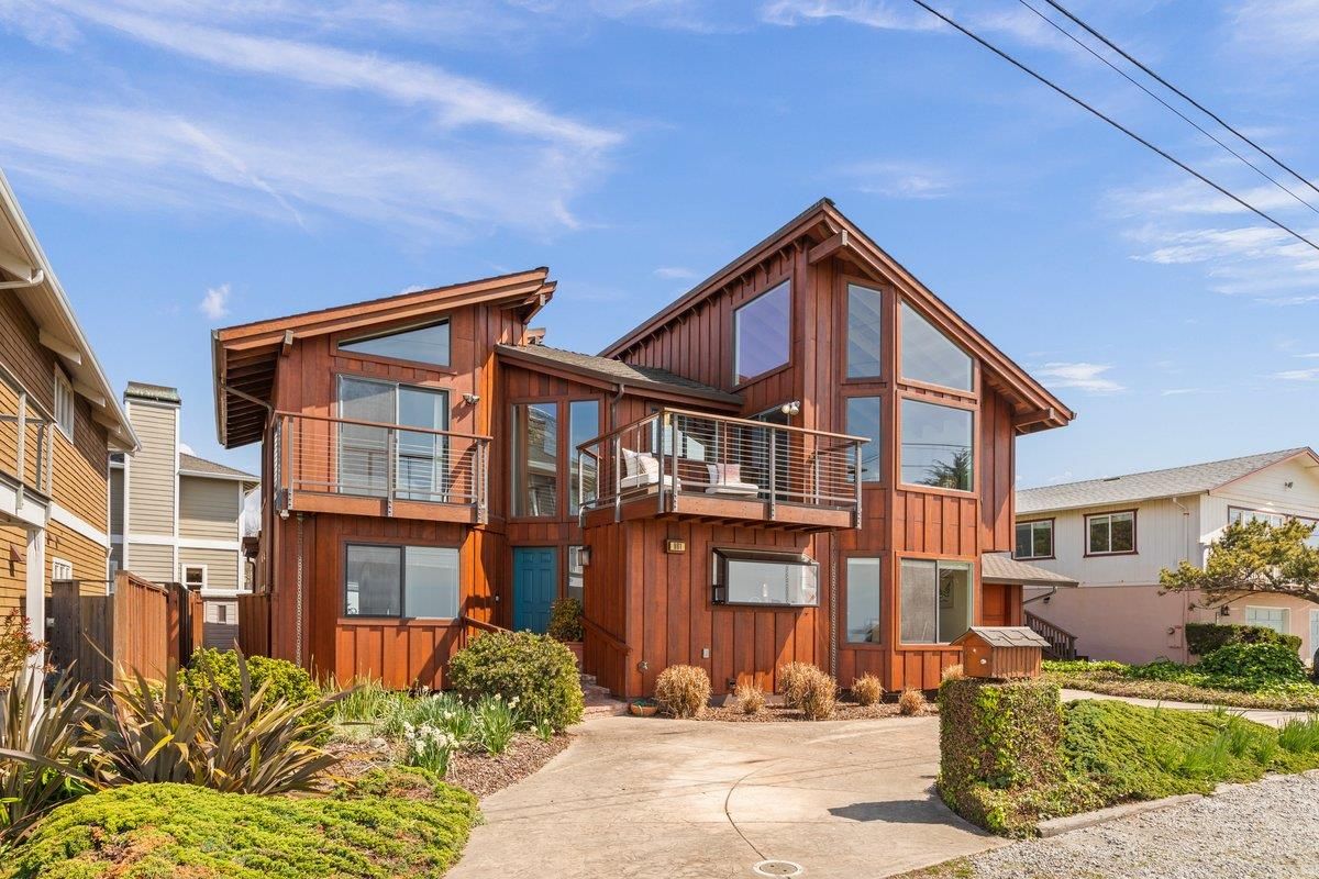 Exterior, Facade, Modern