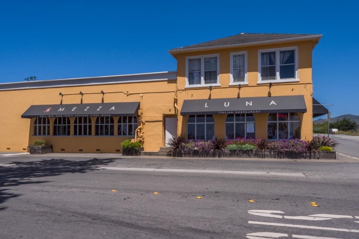 Exterior, Facade, Modern