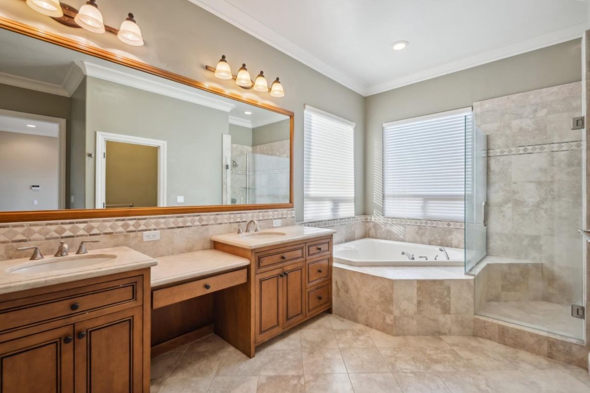 Bathroom, Dual Sink Vanities, Interior, Recessed Lighting