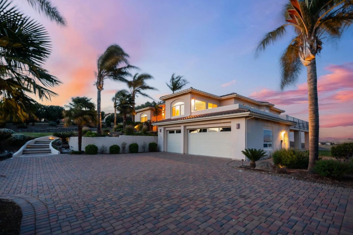 Attached, Exterior, Facade, Mediterranean