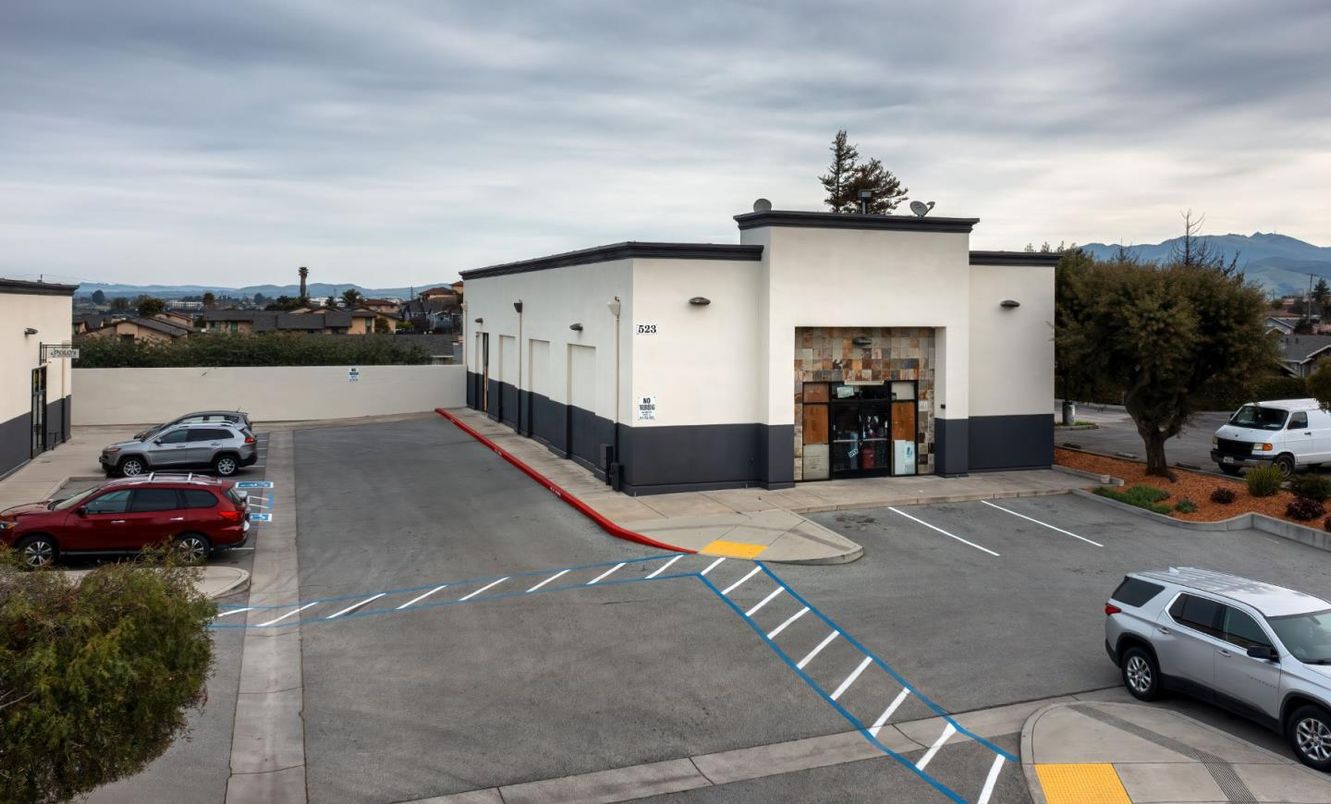 Exterior, Facade, Modern
