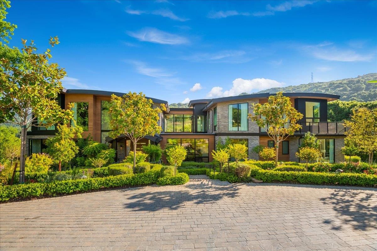 Exterior, Facade, Modern