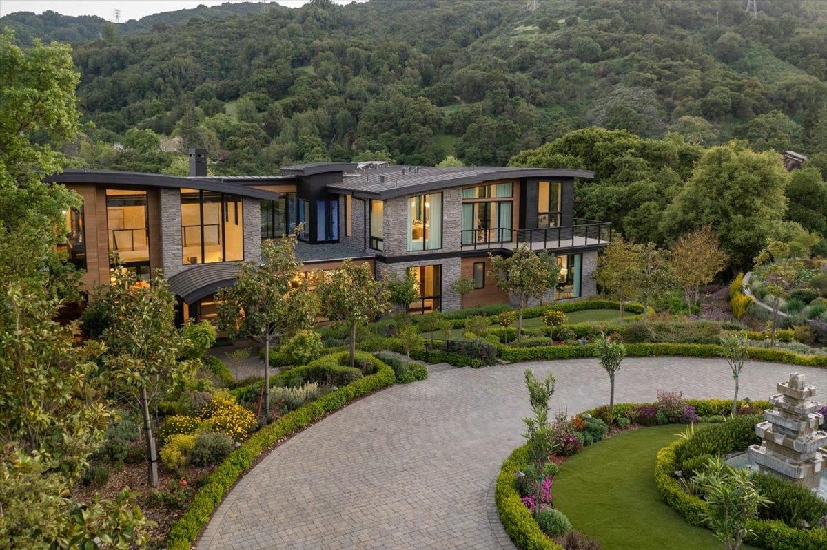 Exterior, Facade, Modern