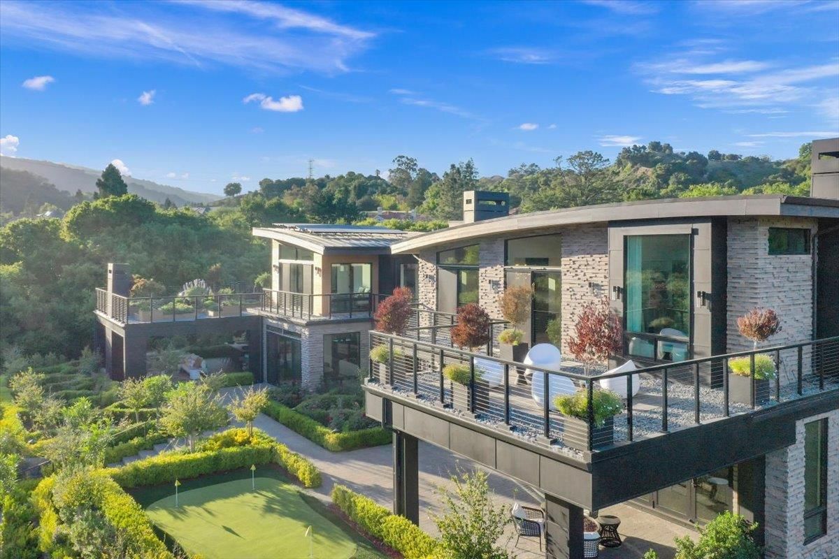 Exterior, Facade, Modern