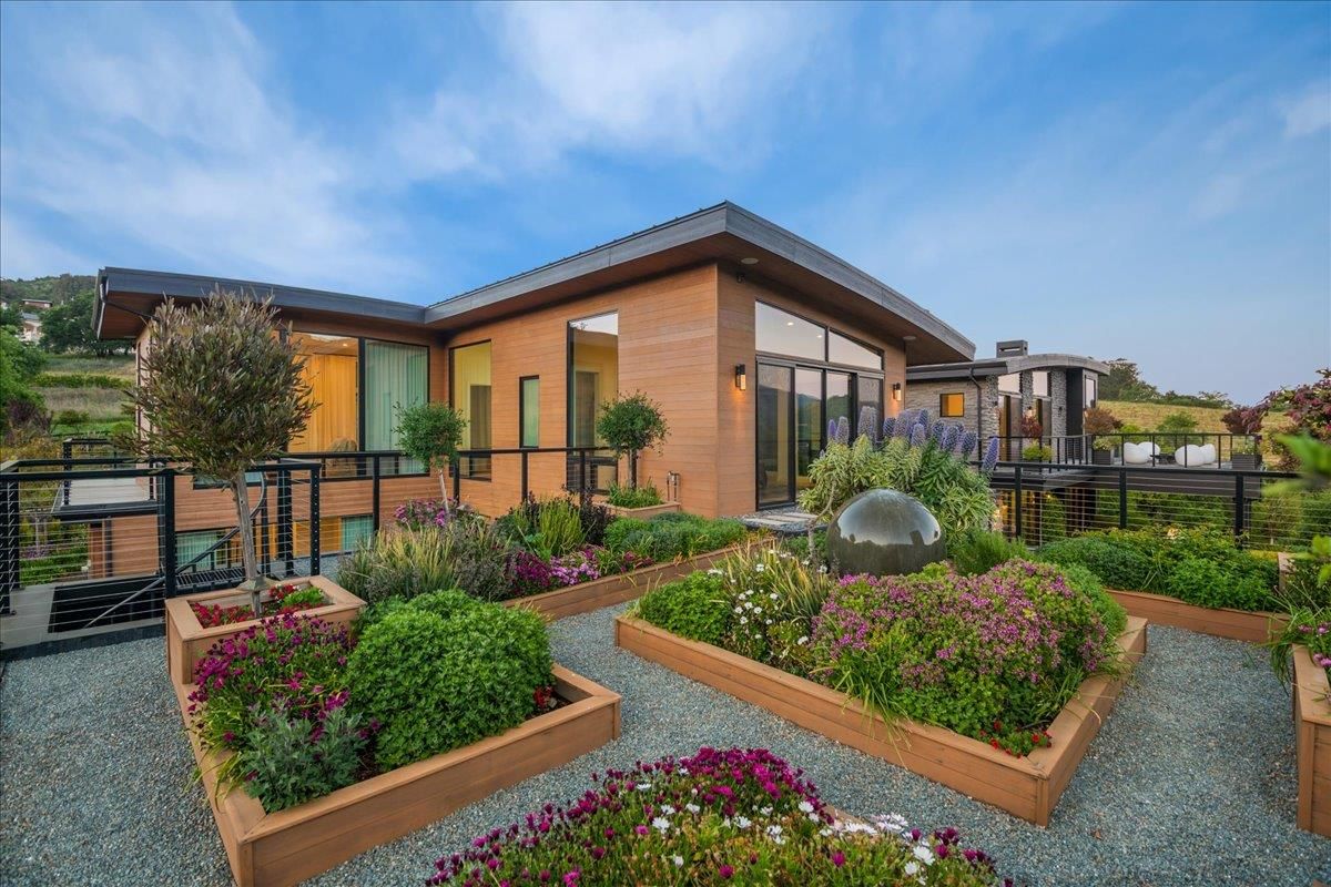 Exterior, Facade, Modern